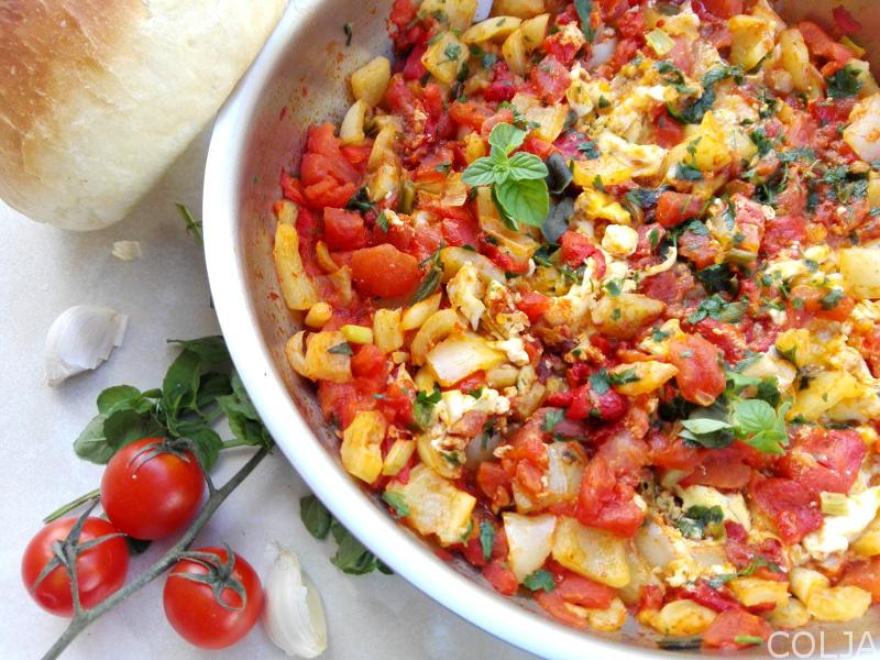 Menemen sa umućenim jajima i lepinjom