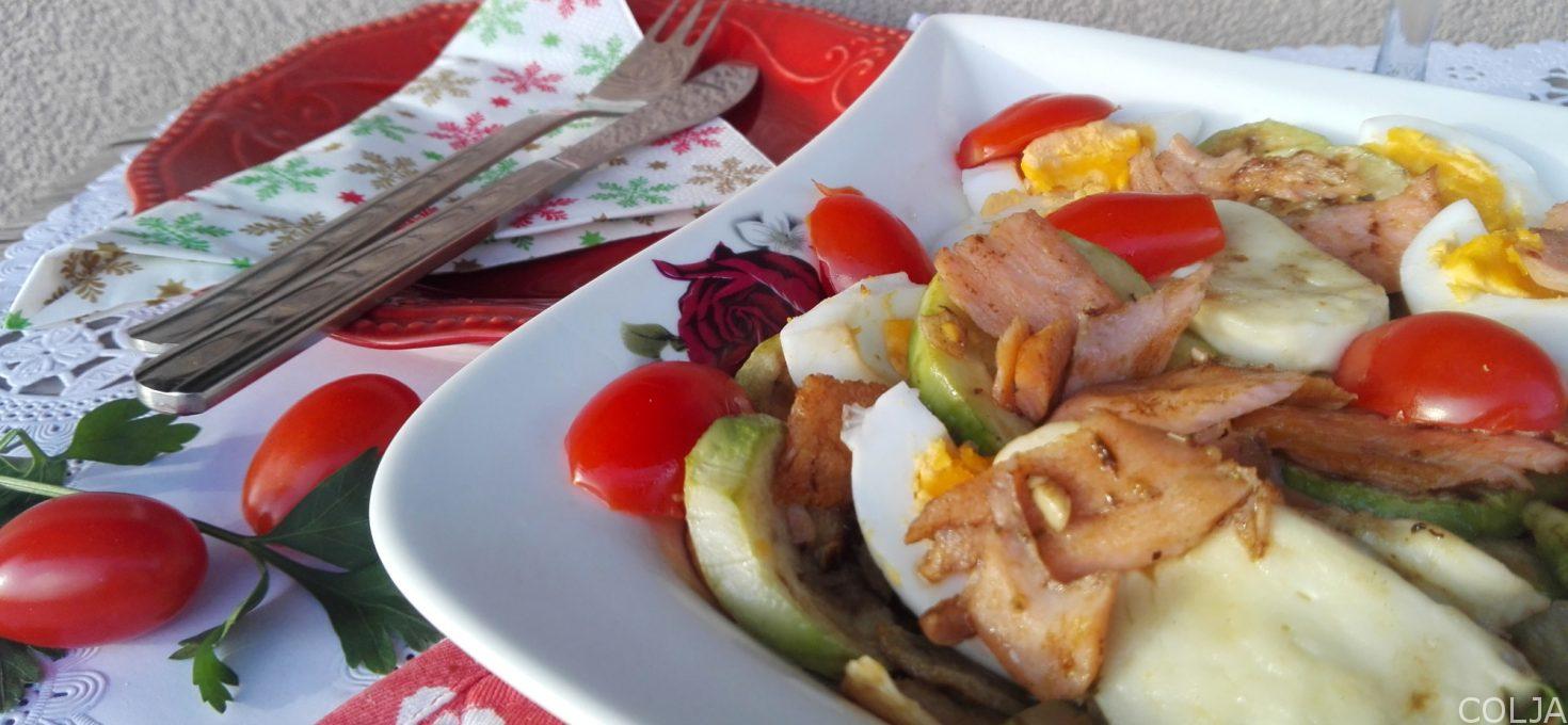 Salata sa dimljenim lososom
