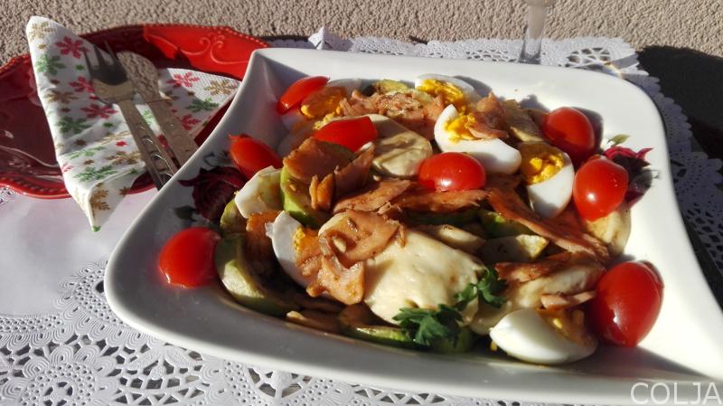 salata sa dimljenim lososom