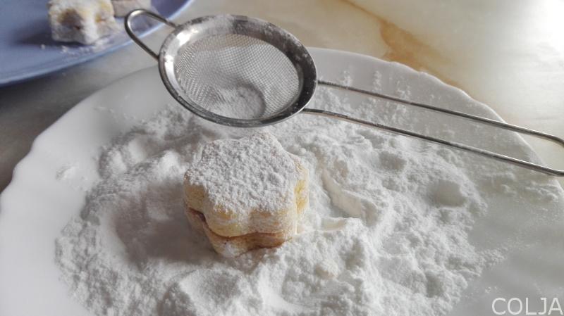 stavljanje prah šećera