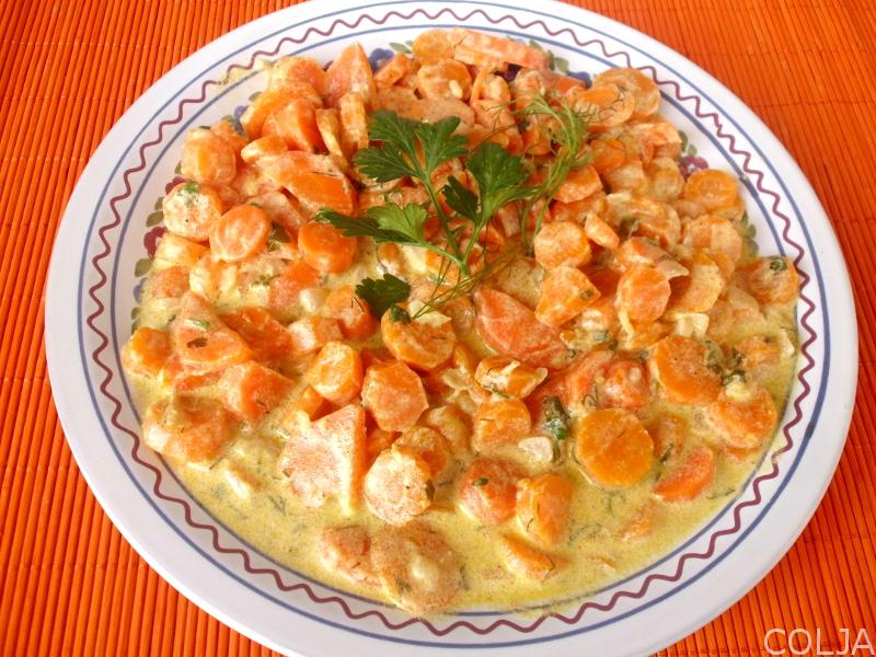 Ćušpajz od šargarepe prilog uz meso dekorisan mirođijom