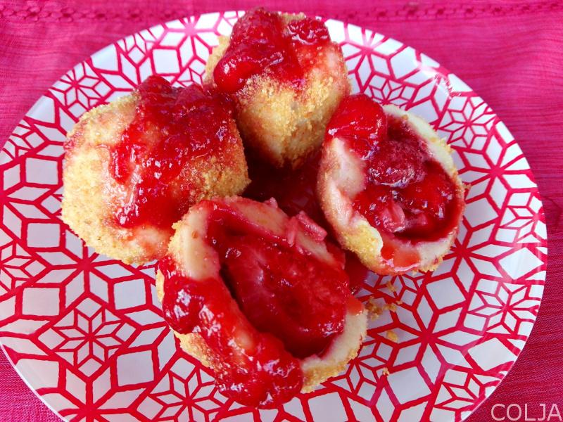 Gotove knedle sa jagodama