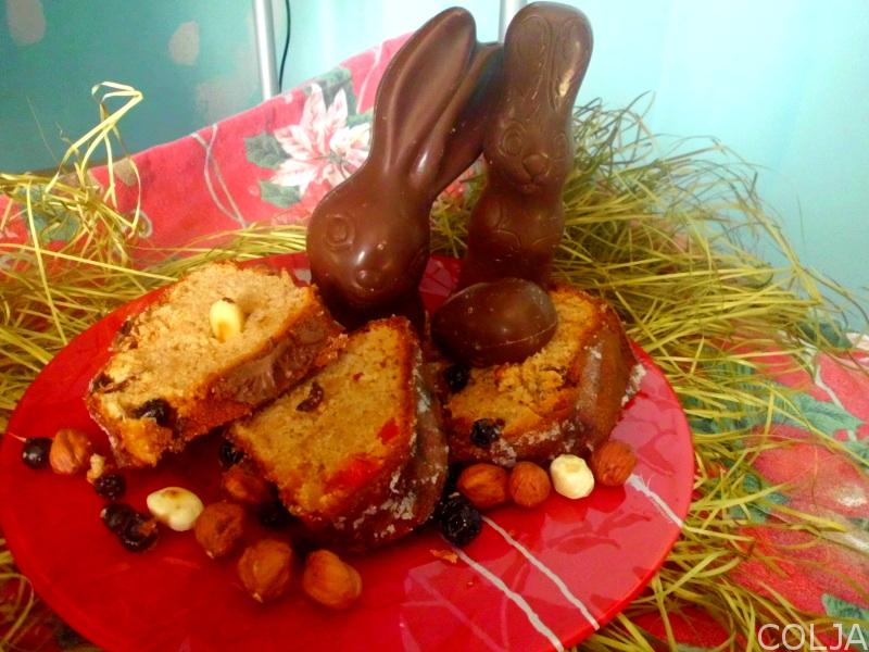 Isečen kuglof sa suvim voćem