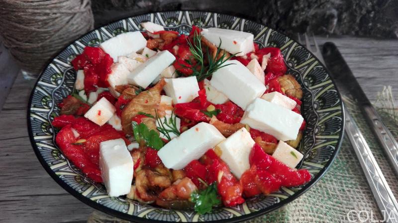 salata sa pečenim paprikama i patlidžanom