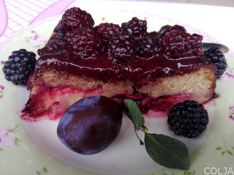 Kolač sa šljivama i kupinama