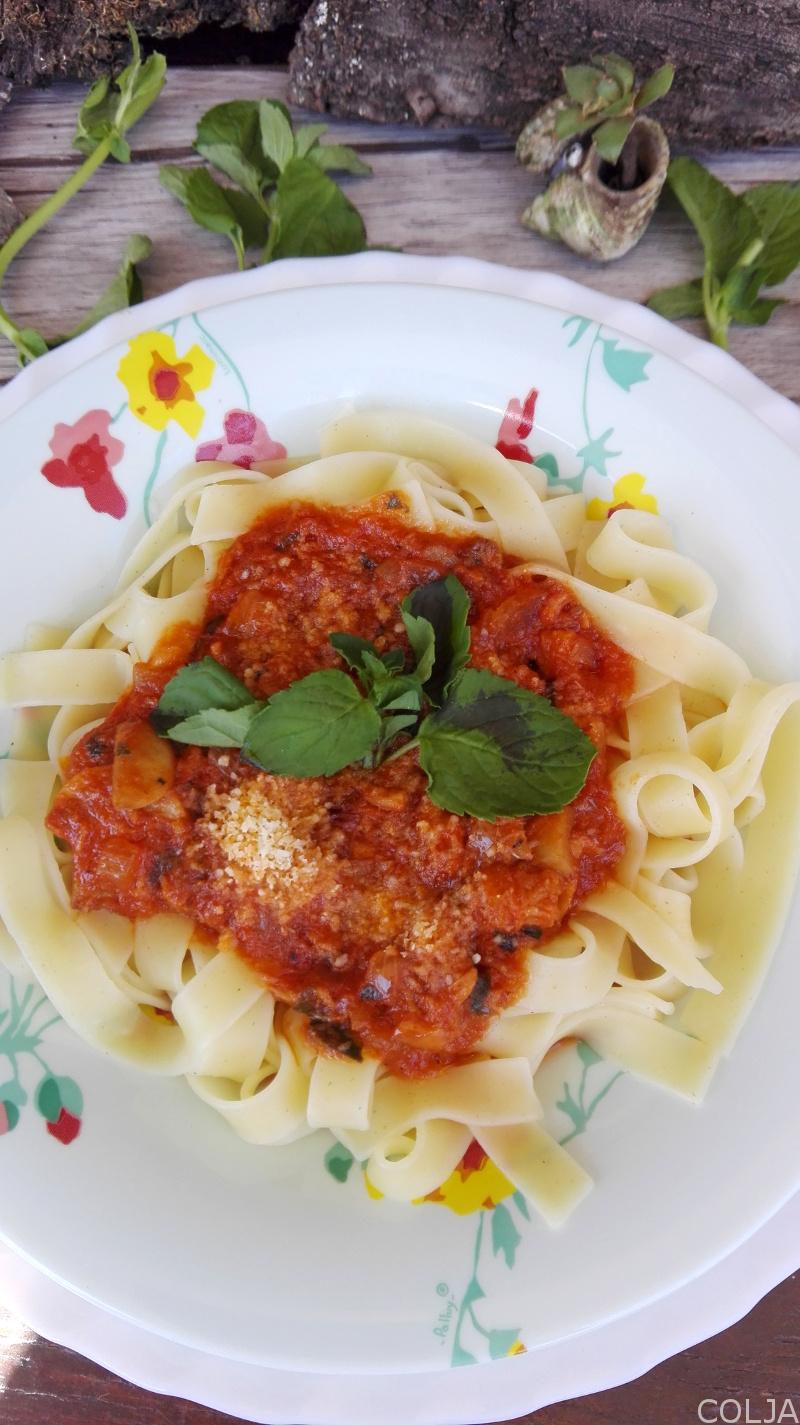 TESTENINA SA TUNJEVINOM I ŠAMPINJONIMA