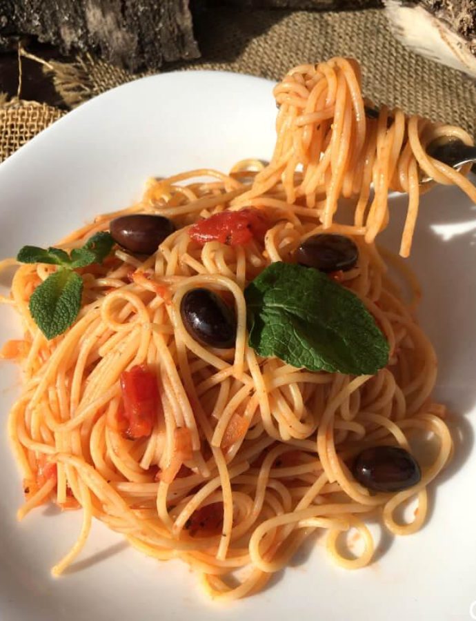 Špageti sa crnim maslinama