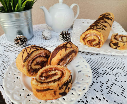 Rolat sa džemom,  kremom i pavlakom